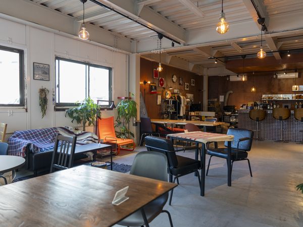 ソファ席からカウンターまで、ひろがる店内