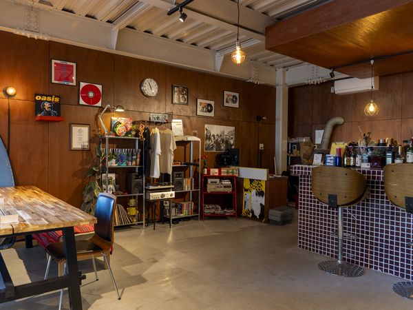 タイルのカウンターとテーブル席